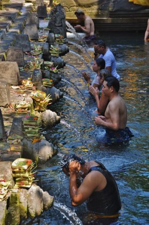 Tirta_Empul_pion.jpg