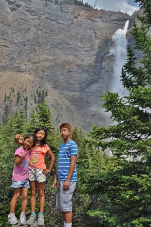 Takakkaw_Falls_turysci.jpg