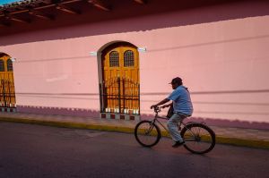 Granada rowerzysta róż.jpg