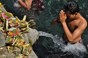 Tirta_Empul_modlitwa_Bali.jpg