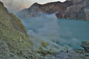 Kawah_Ijen_krater_Jawa.jpg