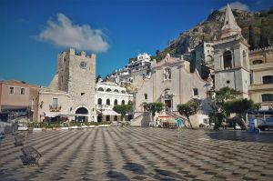 Taormina Piazza IX Aprile.jpg