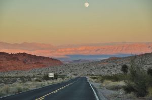 valley_of_fire_moon_2.jpg