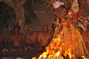 kecak_taniec_z_ogniem_Bali.jpg