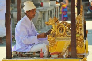 Tirta_Empul_ceremonia_Bali.jpg