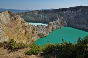 flores._wulkan_Kelimutu_widok_ze_zbocza.jpg