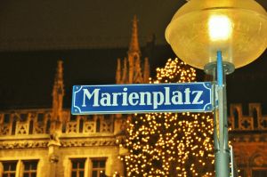 Marienplatz_noca.jpg