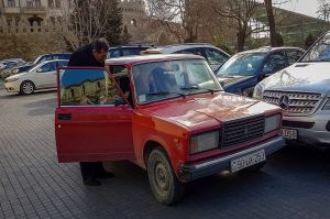 Baku stare auto.jpg