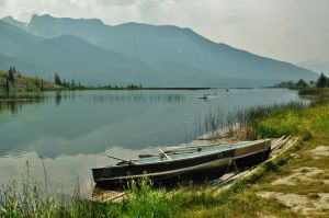 Alberta_boat_on_the_lake.jpg