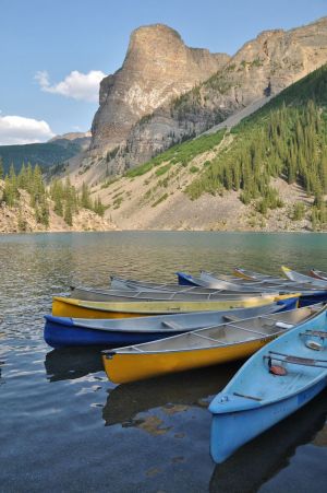 Banff_NP_Moraine_Lake_lodki.jpg